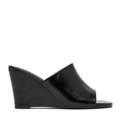 Klapki JENNY. Czarne klapki damskie Jenny, bez wzorów, bez obcasa, bez zapięcia. Za 119.99 zł.