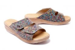 SOLO 0124 beż T, klapki profilaktyczne damskie. Klapki damskie Solo, bez wzorów, ze skóry, bez obcasa, na koturnie, bez zapięcia. Za 149.90 zł.