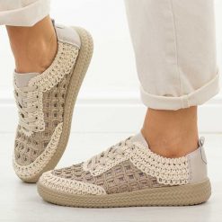 Beżowe koronkowe półbuty damskie DiA 5951. Brązowe półbuty damskie DiA, na jesień, bez wzorów, z jeansu, bez obcasa, na płaskiej podeszwie, bez zapięcia. Za 249.00 zł.