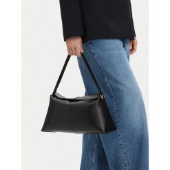 Torebka JENNY. Czarne torebki klasyczne damskie Jenny, bez dodatków. Za 149.99 zł.