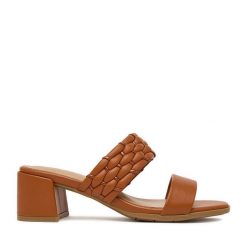 Klapki JENNY. Brązowe klapki damskie Jenny, bez wzorów, bez obcasa, bez zapięcia. Za 129.99 zł.