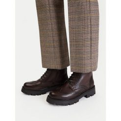 Trzewiki Lasocki. Brązowe botki damskie Lasocki, bez obcasa, na płaskiej podeszwie, bez zapięcia. Za 279.99 zł.