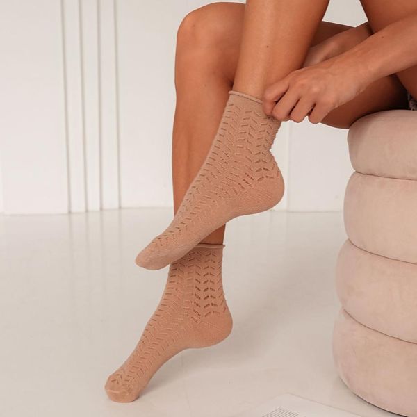 Skarpetki damskie ażurowe bezuciskowe 1008 beż. Brązowe skarpetki damskie Milena, w ażurowe wzory, z bawełny. Za 16.90 zł.