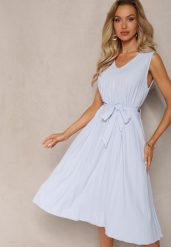 Jasnoniebieska Plisowana Sukienka Midi z Plisami na Dole i Paskiem w Talii Wrensilva. Niebieskie sukienki damskie Renee, bez wzorów, z materiału, eleganckie, bez ramiączek. W wyprzedaży za 43.99 zł.