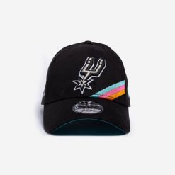 Czapka z daszkiem do koszykówki New Era NBA San Antonio Spurs. Czapki z daszkiem damskie New Era, z aplikacjami, z bawełny. Za 119.99 zł.