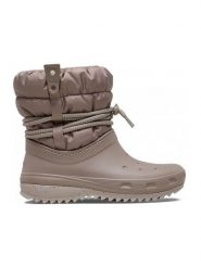 Crocs Kozaki zimowe "Classic Neo Puff" w kolorze jasnobrązowym rozmiar: 36/37. Brązowe kozaki damskie Crocs, na zimę, z materiału, bez obcasa, bez zapięcia. Za 202.03 zł.