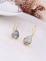 L'Atelier de Gaia Pozłacane kolczyki z dendrytem rozmiar: onesize. Szare kolczyki damskie L'Atelier de Gaia, pozłacane, z zapięciem typu bigiel. Za 73.93 zł.