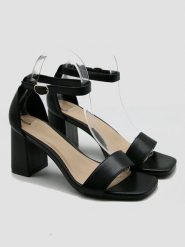 Bellucci Sandały w kolorze czarnym na obcasie rozmiar: 38. Czarne sandały damskie Bellucci, bez wzorów, z otwartym noskiem, bez obcasa, na koturnie, bez zapięcia. Za 109.52 zł.