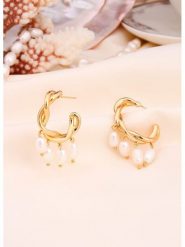 L'Atelier de Gaia Pozłacane kolczyki-półkreole z perłami rozmiar: onesize. Białe kolczyki damskie L'Atelier de Gaia, z perłą, pozłacane. Za 122.09 zł.