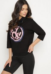 Czarna Bluza z Kapturem i Rękawami 3/4 Zdobiona Nadrukiem Saniriora. Czarne bluzy damskie Born2be, l, z aplikacjami, z jeansu, z kapturem. Za 79.99 zł.