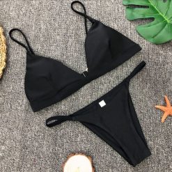 Bikini minimalistyczne plażowe z wysokiej jakości materiałów Jolene. Czerwone bikini Intica, bez wzorów, z materiału. Za 109.00 zł.