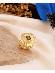 L'Atelier de Gaia Pozłacany pierścionek z labradorytem rozmiar: onesize. Brązowe pierścionki damskie L'Atelier de Gaia, z labradorytem, pozłacane. Za 38.95 zł.