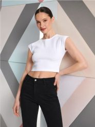 Koszulka crop top - biały. Białe koszulki damskie Sinsay, l, bez wzorów, z bawełny, bez kołnierzyka, bez ramiączek. Za 15.99 zł.