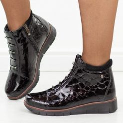 Czarne cr skórzane botki damskie na koturnie Filippo Dbt3179/26. Czarne botki damskie Filippo, na jesień, z dzianiny, eleganckie, z okrągłym noskiem, bez obcasa, na koturnie, bez zapięcia. Za 339.00 zł.