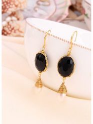 L'Atelier de Gaia Pozłacane kolczyki z perłami i onyksami rozmiar: onesize. Białe kolczyki damskie L'Atelier de Gaia, z onyksem, pozłacane, z zapięciem typu bigiel. Za 39.99 zł.