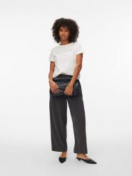 Vero Moda Koszulka w kolorze białym rozmiar: M. Białe bluzki damskie Vero Moda, m, bez wzorów, z bawełny, bez kołnierzyka, bez ramiączek. Za 73.95 zł.
