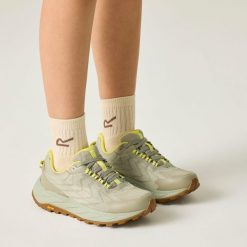 Damskie buty typu cruise. Białe obuwie trekkingowe damskie Regatta, z dzianiny, bez zapięcia. Za 449.99 zł.