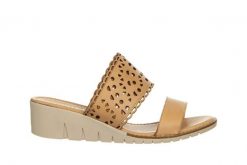 Klapki Bayla-161 161 86 90 Scissors 161505, Beżowy, Skóra naturalna - 41. Brązowe klapki damskie Bayla, bez wzorów, z gumy, bez obcasa, na koturnie, bez zapięcia. W wyprzedaży za 134.10 zł.