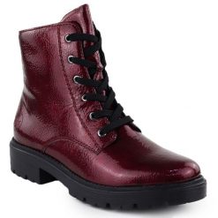 Botki damskie komfortowe lakierowane czerwone Rieker Z2841-33. Czerwone botki damskie Rieker, z lakierowanej skóry, bez obcasa, bez zapięcia. Za 369.00 zł.