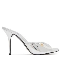 Klapki LOVE MOSCHINO. Szare klapki damskie Love Moschino, bez wzorów, bez obcasa, bez zapięcia. Za 839.99 zł.