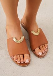 Jasnobrązowe Klapki VICES z Biżuteryjnym Detalem w Kształcie Łuku Himemelle. Brązowe klapki damskie Born2be, z aplikacjami, z jeansu, bez obcasa, na płaskiej podeszwie, bez zapięcia. Za 79.99 zł.