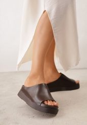 Brązowe Klapki w Stylu Chunky na Platformie z Szerokim Paskiem Banoria. Brązowe klapki damskie Renee, bez wzorów, z jeansu, bez obcasa, na platformie, bez zapięcia. Za 89.99 zł.