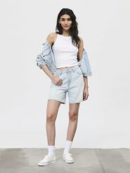 Levi's Bermudy dżinsowe w kolorze błękitnym rozmiar: W24. Niebieskie szorty damskie Levi's, z aplikacjami, ze skóry, z podwyższonym stanem. Za 129.95 zł.