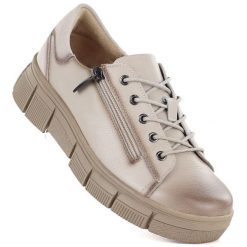Skórzane półbuty damskie na platformie beżowe Cambell 26-19305. Brązowe półbuty damskie Cambell, bez wzorów, ze skóry, bez obcasa, na platformie, bez zapięcia. Za 199.99 zł.