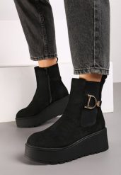 Czarne Botki Sztyblety na Platformie Wykończone Metaliczną Klamrą Vliteia. Czarne botki damskie Renee, z jeansu, bez obcasa, na koturnie, bez zapięcia. Za 159.99 zł.