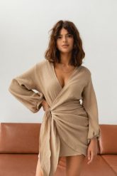 Sukienka z muślinu z wiązaniem na boku BEŻOWA - TULSA-S/M. Brązowe sukienki damskie Marsala, bez wzorów, z bawełny, bez ramiączek. Za 259.90 zł.