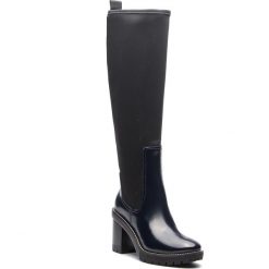 Kozaki TORY BURCH - Preston 95mm Lug Sole Boot 49621 Petrol Blue/Perfect Black 453. Czarne kozaki damskie Tory Burch, z materiału. Za 2,509.00 zł.