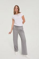Jeansy z szerokimi nogawkami szare. Szare jeansy damskie MOODO. Za 139.99 zł.