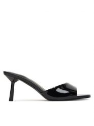 Guess Klapki FLPCAI PAF03 Czarny. Czarne klapki damskie Guess, z aplikacjami, ze skóry, bez obcasa, bez zapięcia. Za 549.99 zł.