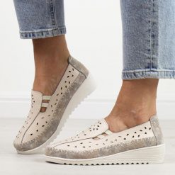 Beżowe przewiewne skórzane półbuty damskie na koturnie T.Sokolski W26-275. Brązowe półbuty damskie Sokolski, na jesień, w ażurowe wzory, ze skóry, bez obcasa, na koturnie, bez zapięcia. W wyprzedaży za 161.10 zł.