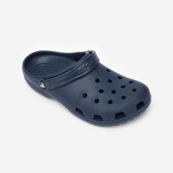 Klapki Crocs Classic. Niebieskie klapki damskie Crocs, bez wzorów, bez obcasa, bez zapięcia. Za 239.99 zł.