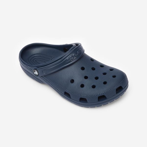 Klapki Crocs Classic. Niebieskie klapki damskie Crocs, bez wzorów, bez obcasa, bez zapięcia. Za 239.99 zł.