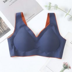 Bezszwowy biustonosz z miękkim wypełnieniem na co dzień i okazje Kyong. Czarne biustonosze Intica, bez wzorów. W wyprzedaży za 79.00 zł.