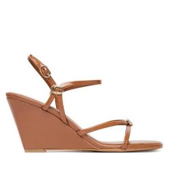Sandały Guess. Brązowe sandały damskie Guess, z aplikacjami, bez obcasa, na koturnie, bez zapięcia. Za 494.99 zł.