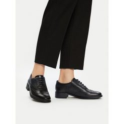 Półbuty Clarks. Czarne półbuty damskie Clarks, bez wzorów, bez obcasa, bez zapięcia. Za 349.99 zł.