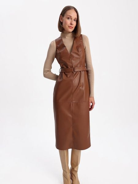 BGN Sukienka w kolorze jasnobrązowym rozmiar: 38. Brązowe sukienki damskie BGN, bez wzorów, ze skóry, bez ramiączek. Za 96.83 zł.