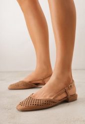 Brązowe Ażurowe Sandały z Paskiem z Klamerką i Kwadratowym Noskiem Veradisa. Brązowe balerinki damskie Born2be, w ażurowe wzory, z jeansu. Za 89.99 zł.