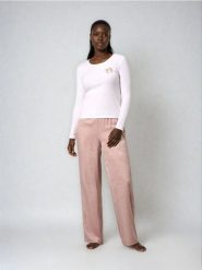 Piżama z długim rękawem i spodniami z lekkiej tkaniny Barbie - kremowy. Białe piżamy damskie Sinsay, bez wzorów, z tkaniny, bez ramiączek. Za 79.99 zł.