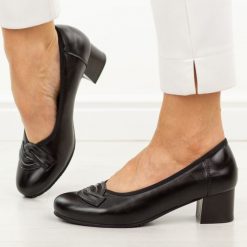 Czarne skórzane czółenka damskie Potocki 19412. Czarne czółenka damskie POTOCKI, bez wzorów, ze skóry, z okrągłym noskiem, bez obcasa, na obcasie. Za 219.00 zł.