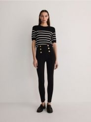 Legginsy z ozdobnymi guzikami - czarny. Czarne legginsy damskie Reserved, l, bez wzorów, z dzianiny. W wyprzedaży za 39.99 zł.