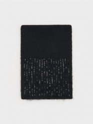 Miękki szalik z cekinami - czarny. Czarne szaliki damskie Reserved, bez wzorów. W wyprzedaży za 35.99 zł.