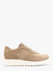 Welurowe sportowe półbuty na białym spodzie PATTY. Brązowe obuwie sportowe casual damskie Ryłko, ze skóry. Za 479.99 zł.