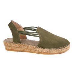 Sandały Toni Pons Nuria Khaki zamszowe. Zielone sandały damskie Trespass, bez wzorów, z materiału, bez obcasa, bez zapięcia. Za 288.99 zł.