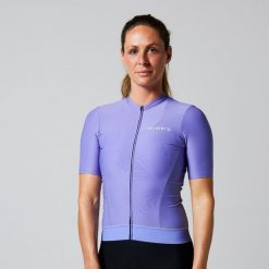 Damska koszulka kolarska Essential z krótkim rękawem. Fioletowe koszulki damskie ACELERA, bez wzorów, bez kołnierzyka, bez ramiączek. W wyprzedaży za 211.46 zł.