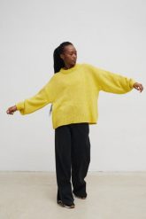 Sweter oversize z bufiastymi rękawami w kolorze LEMON - RIVERO-UNI. Niebieskie swetry klasyczne damskie Marsala, na lato, z wełny, bez kołnierzyka. Za 249.90 zł.