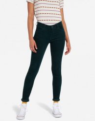WRANGLER SKINNY SPODNIE DAMSKIE PINE W28KWLG01 112128355. Zielone rurki damskie Wrangler, bez wzorów, z jeansu. Za 189.99 zł.